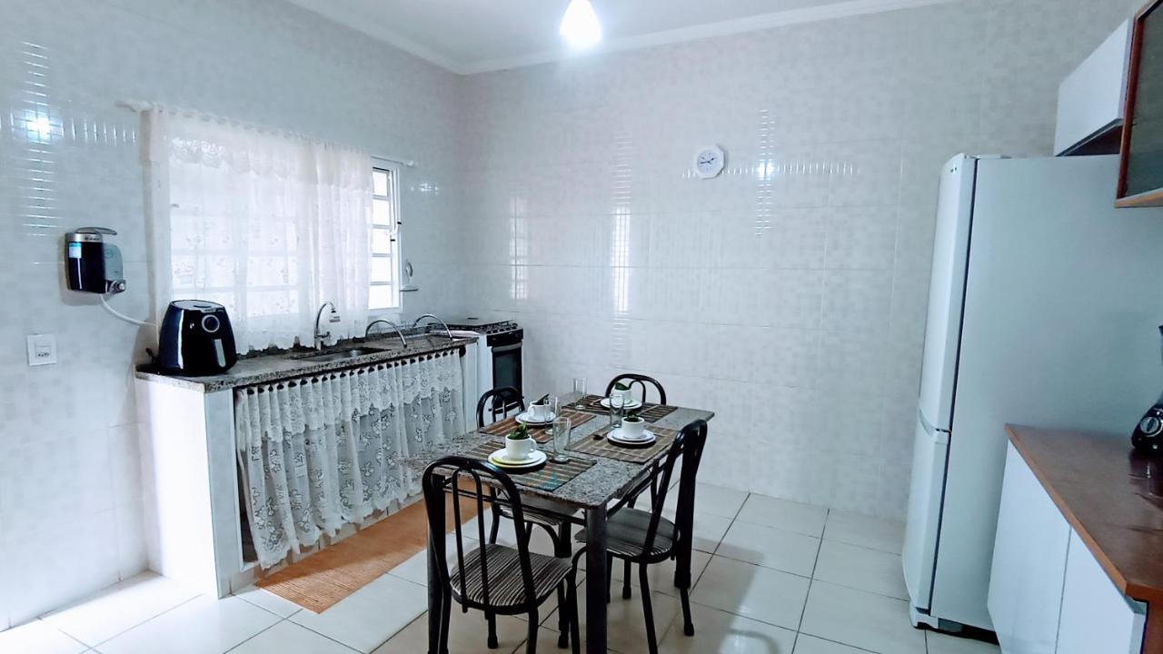 Casa Confortavel, 3 Quartos, Ar Condic. 300 Mega, Holiday home